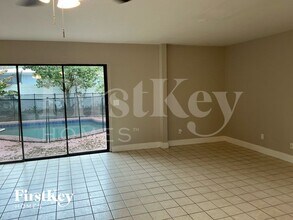 8020 N Ola Ave, Unit 1404 in Tampa, FL - Foto de edificio - Building Photo