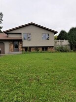 502 Prairie Ln in Hudson, WI - Building Photo