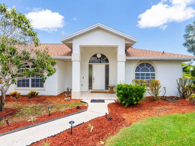 property at 1123 SW Oak Hollow Ct