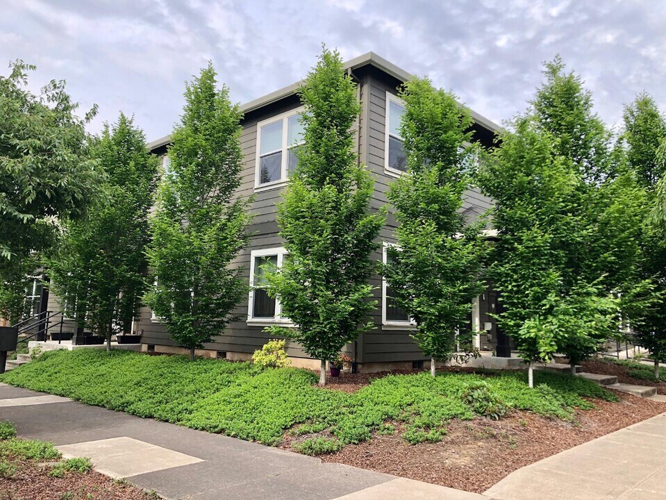7033 N Charleston Ave in Portland, OR - Building Photo