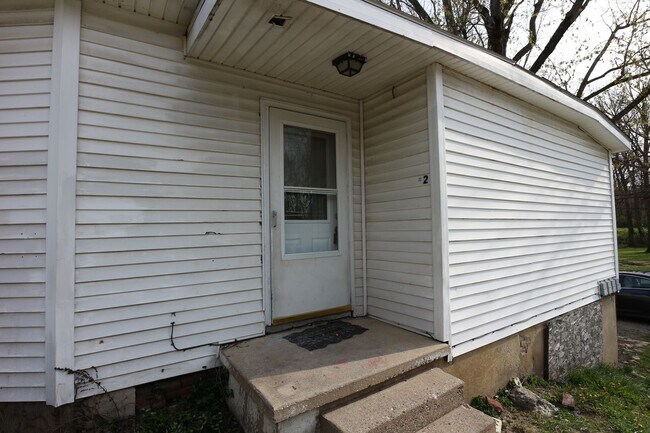 751 N Clay St-Unit -Unit 2 in Frankfort, IN - Foto de edificio - Building Photo