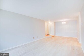 5806 Cove Landing Rd in Burke, VA - Building Photo - Building Photo