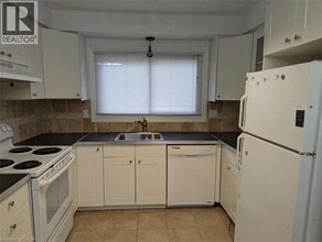 125 Bonaventure Dr in Hamilton, ON - Building Photo - Building Photo