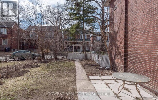 207-207 Oakmount Rd in Toronto, ON - Building Photo - Building Photo