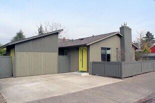 7325-7327 NE Halsey St in Portland, OR - Building Photo
