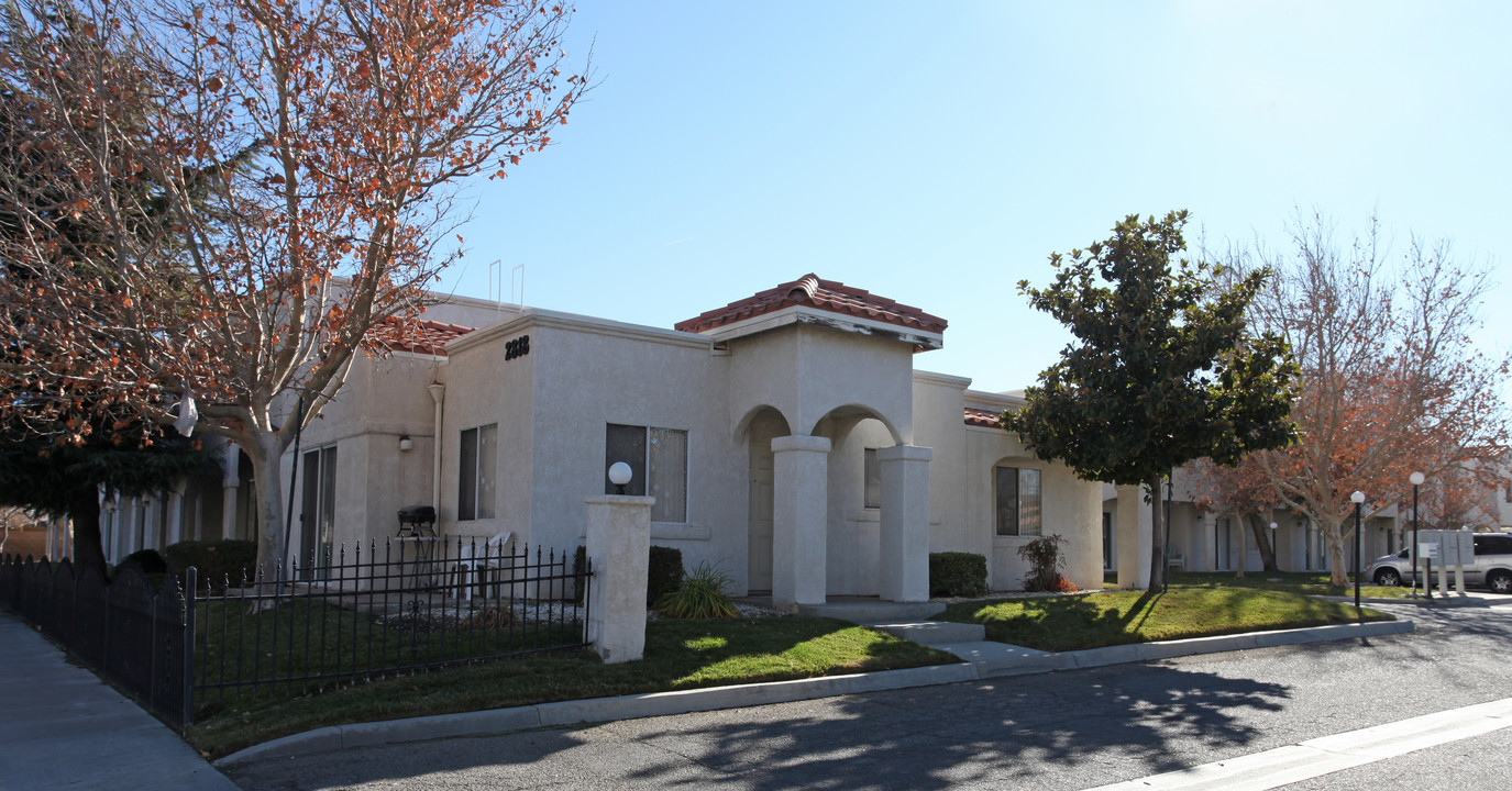 Desert Colony Townhomes in Lancaster, CA - Foto de edificio