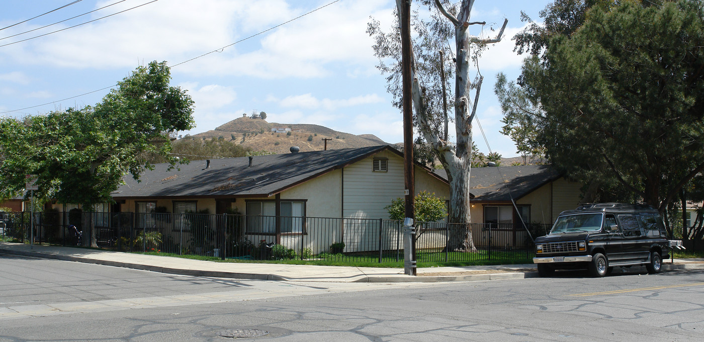 409-411 W Pottery St in Lake Elsinore, CA - Building Photo