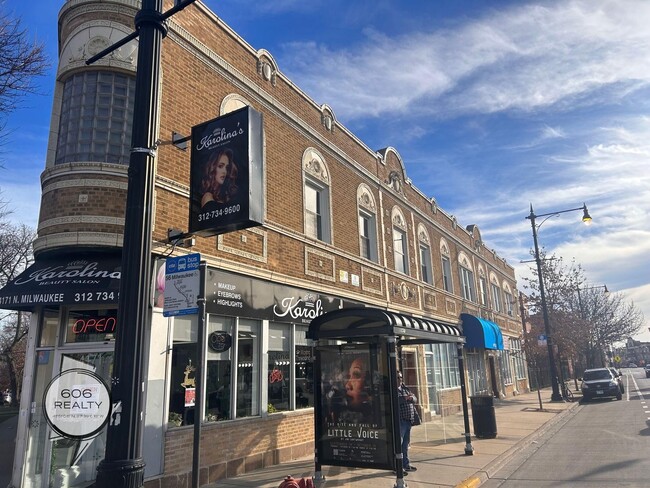 property at 4917 W Berteau Ave