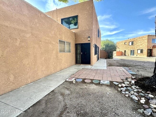 6536 Calle La Paz in Tucson, AZ - Foto de edificio - Building Photo