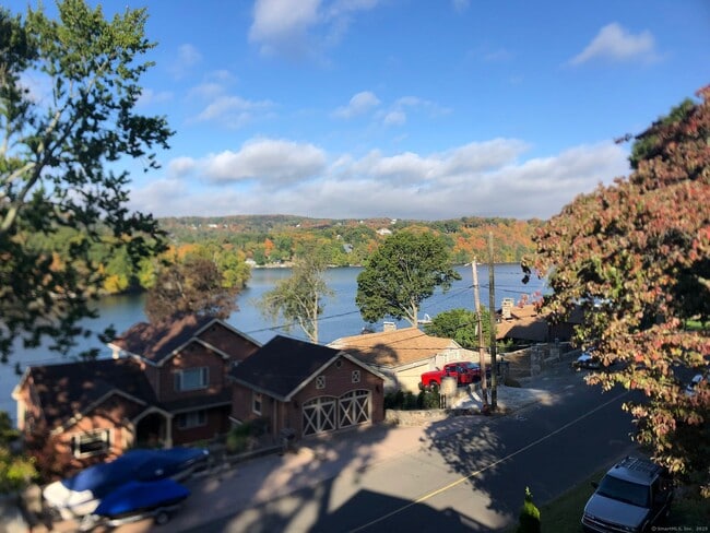 47 S Lake Shore Dr in Brookfield, CT - Building Photo - Building Photo