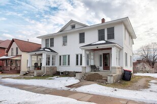 140-142 E 15th St in Holland, MI - Building Photo