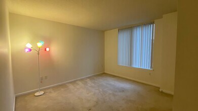 2726 Gallows Rd, Unit 404 in Vienna, VA - Building Photo - Building Photo