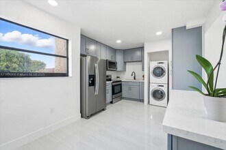 9907 NW 9th St Cir in Miami, FL - Building Photo - Building Photo