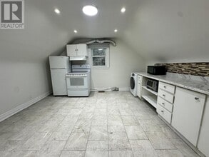 253 Sinclair Ave in Oshawa, ON - Building Photo - Building Photo