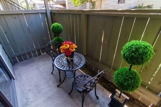 515 S Bender Ave in Humble, TX - Foto de edificio - Building Photo