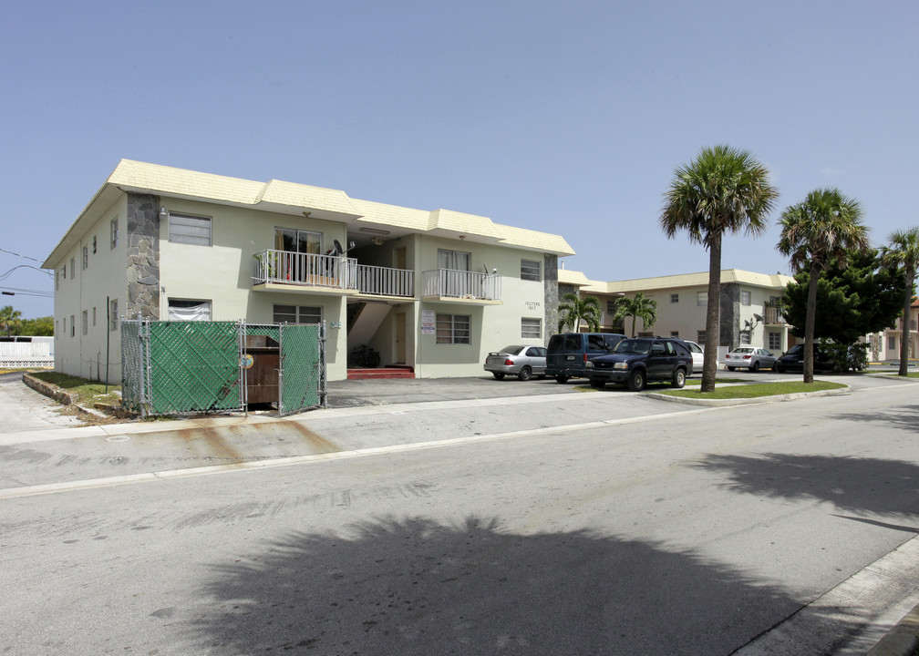 163rd Street Apartments in North Miami Beach, FL - Foto de edificio