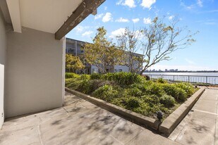 3 Admiral Dr in Emeryville, CA - Building Photo