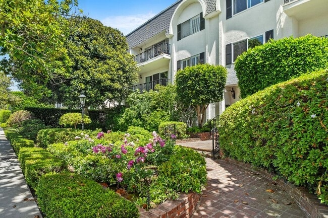 property at 404 San Vicente Blvd