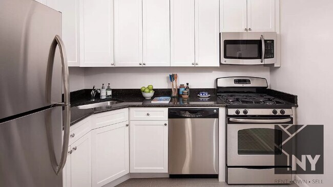250 S End Ave in New York, NY - Building Photo - Building Photo