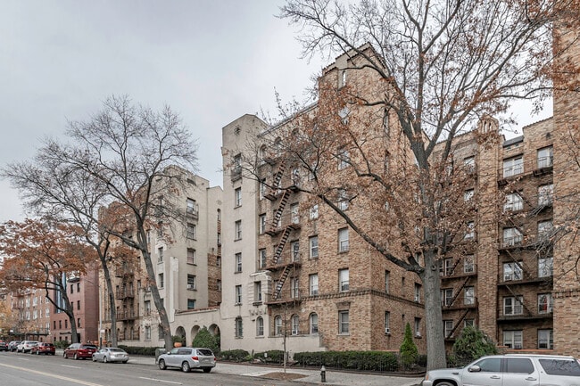 2320 Bronx Park E in Bronx, NY - Building Photo - Building Photo