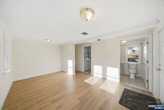 75 Lakeview Terrace in Oakland, NJ - Foto de edificio - Building Photo