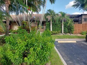 2718 N Nob Hill Rd in Sunrise, FL - Building Photo - Building Photo