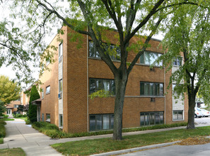 High Ridge Apartments in Wilmette, IL - Foto de edificio - Building Photo
