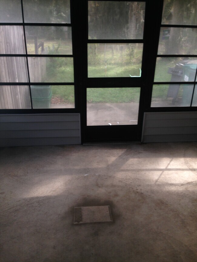 1109 Flomich St Apartments and Nearby Holly Hill Apartments For Rent