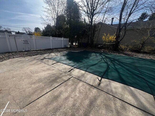 17 Pinewood Ave in West Long Branch, NJ - Building Photo - Building Photo