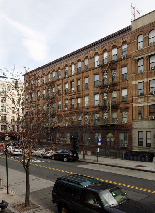 Angelou Court in New York, NY - Building Photo