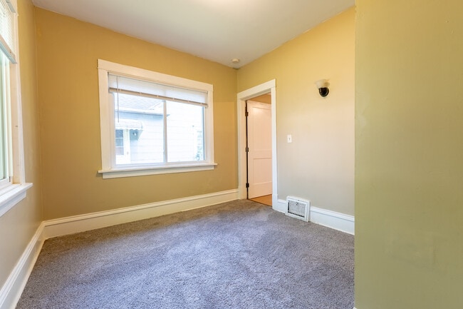 3511 Snelling Ave in Minneapolis, MN - Foto de edificio - Building Photo