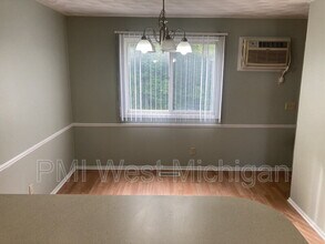 214 Grand Manor Dr in Grand Ledge, MI - Building Photo - Building Photo