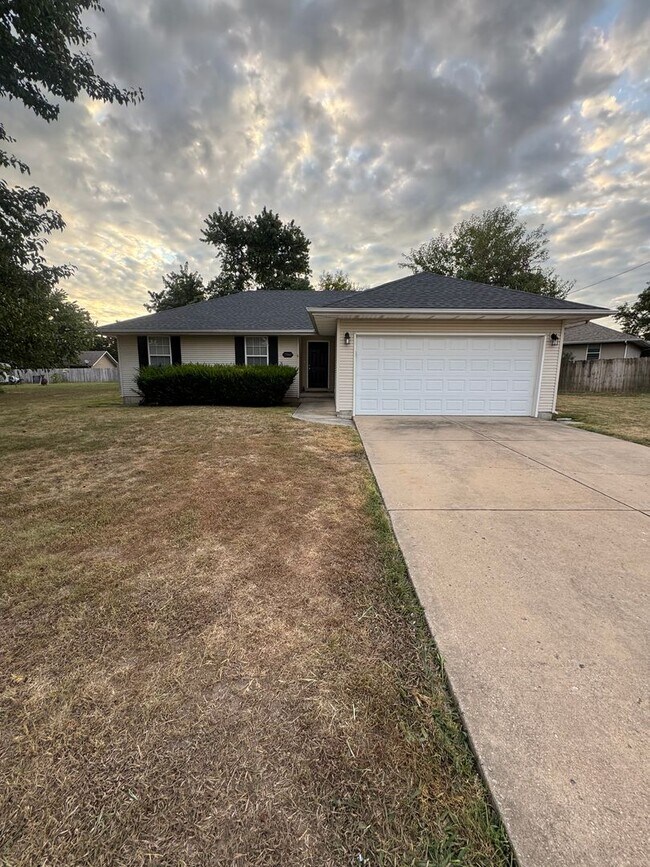 706 W Countryside Dr in Republic, MO - Building Photo - Building Photo