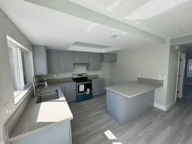 3015 Iris Ave in San Diego, CA - Building Photo - Building Photo