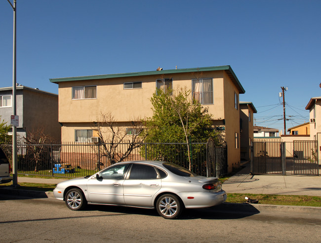 7239 Bakman Ave in Sun Valley, CA - Foto de edificio - Building Photo