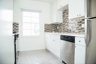 Hollister and 6th Street Apartments in Santa Monica, CA - Building Photo - Interior Photo