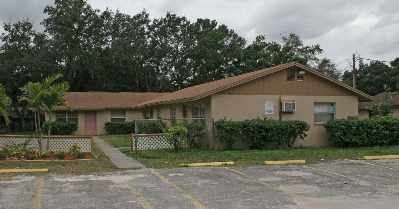 1515 E 140th Ave in Tampa, FL - Foto de edificio
