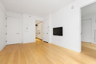 5 E 44th St in New York, NY - Building Photo - Building Photo