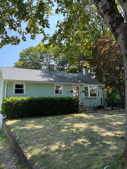 87 Spring Glen Rd in East Lyme, CT - Building Photo