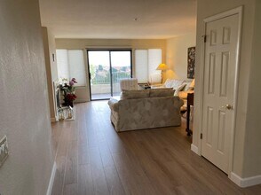 27 Tulip Ln in San Carlos, CA - Building Photo - Building Photo