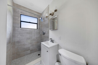 669 NW 28th St in Miami, FL - Building Photo - Interior Photo