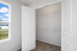 122 Pin Oak Dr in Aurora, MO - Building Photo - Building Photo