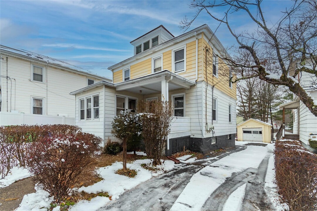 293 E Main St in Middletown, NY - Building Photo