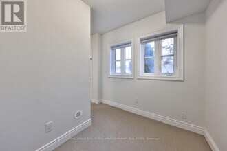 2160 Trafalgar Rd in Oakville, ON - Building Photo - Building Photo