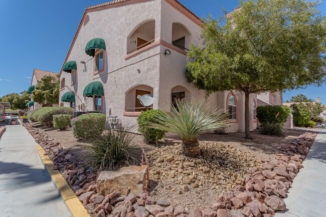 7570 W Flamingo Rd in Las Vegas, NV - Foto de edificio - Building Photo