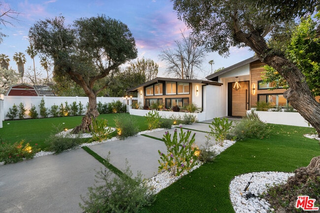 23283 Erwin St in Los Angeles, CA - Building Photo - Building Photo