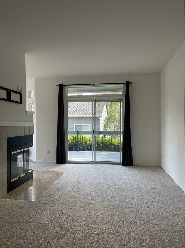 8110 Mountain View Dr, Unit A in Pleasanton, CA - Foto de edificio - Building Photo