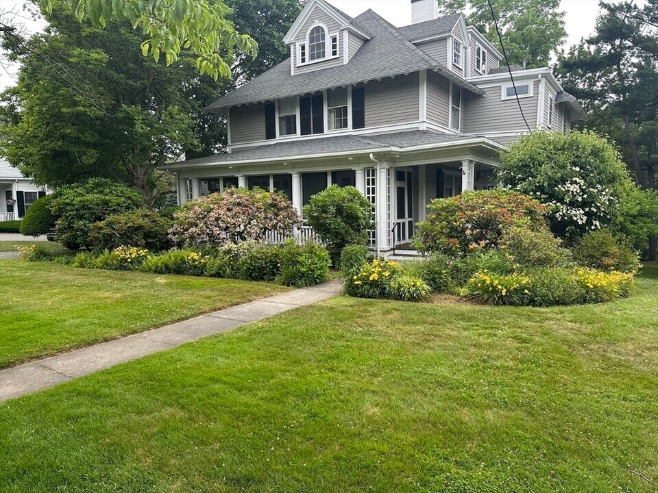 96 Beach Bluff Ave in Swampscott, MA - Building Photo