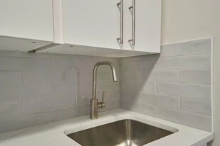 2419 21st Pl NE, Unit 4 in Washington, DC - Foto de edificio - Building Photo