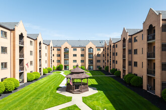 Courtyard Of Harwood Heights in Harwood Heights, IL - Building Photo - Building Photo